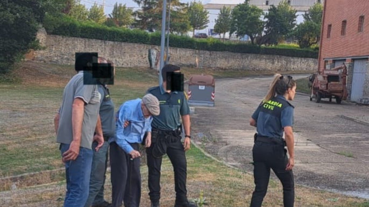 La Guardia Civil junto al anciano localizado en San Pedro.