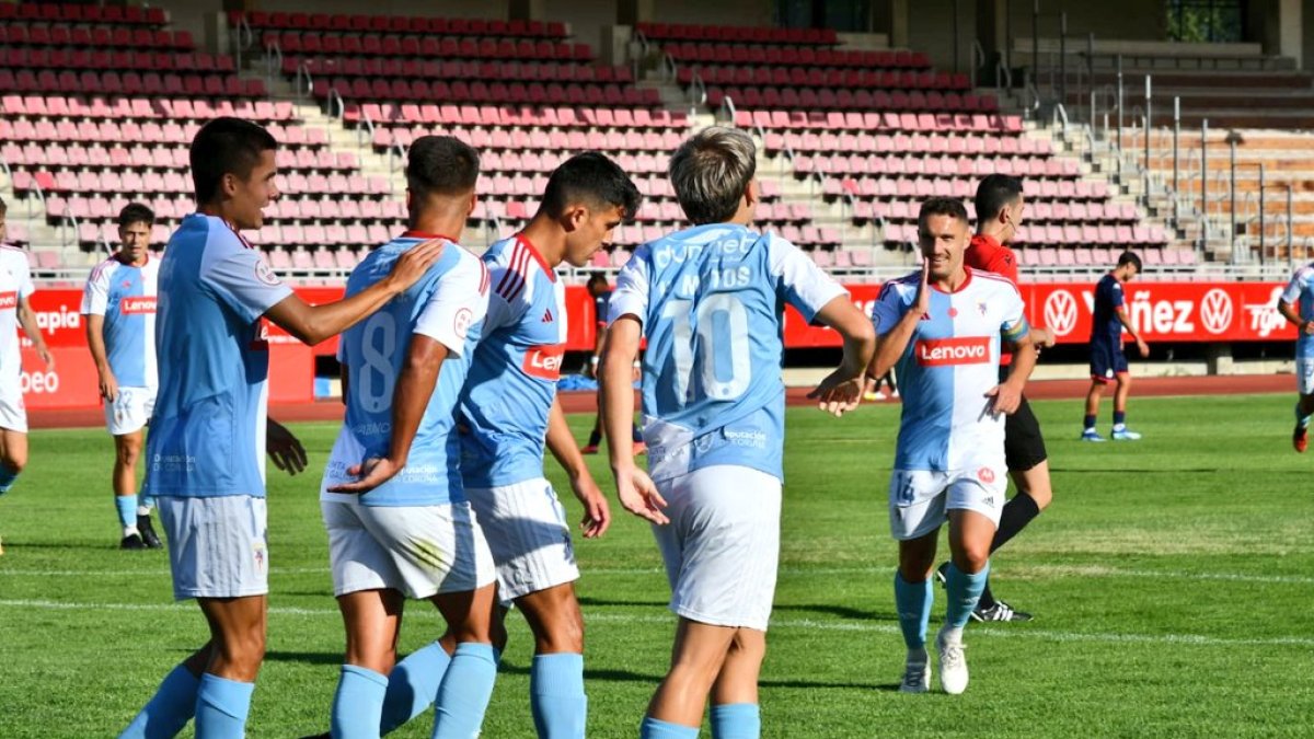 Jugadores de la S.D. Compostela durante su último encuentro de preparación.