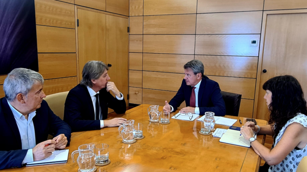 El secretario de Estado junto al alcalde Martínez y el senador Antón durante la reunión.