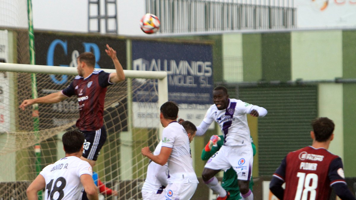 El Numancia arrancaba con mal pie el curso pasado al perder en Segovia.