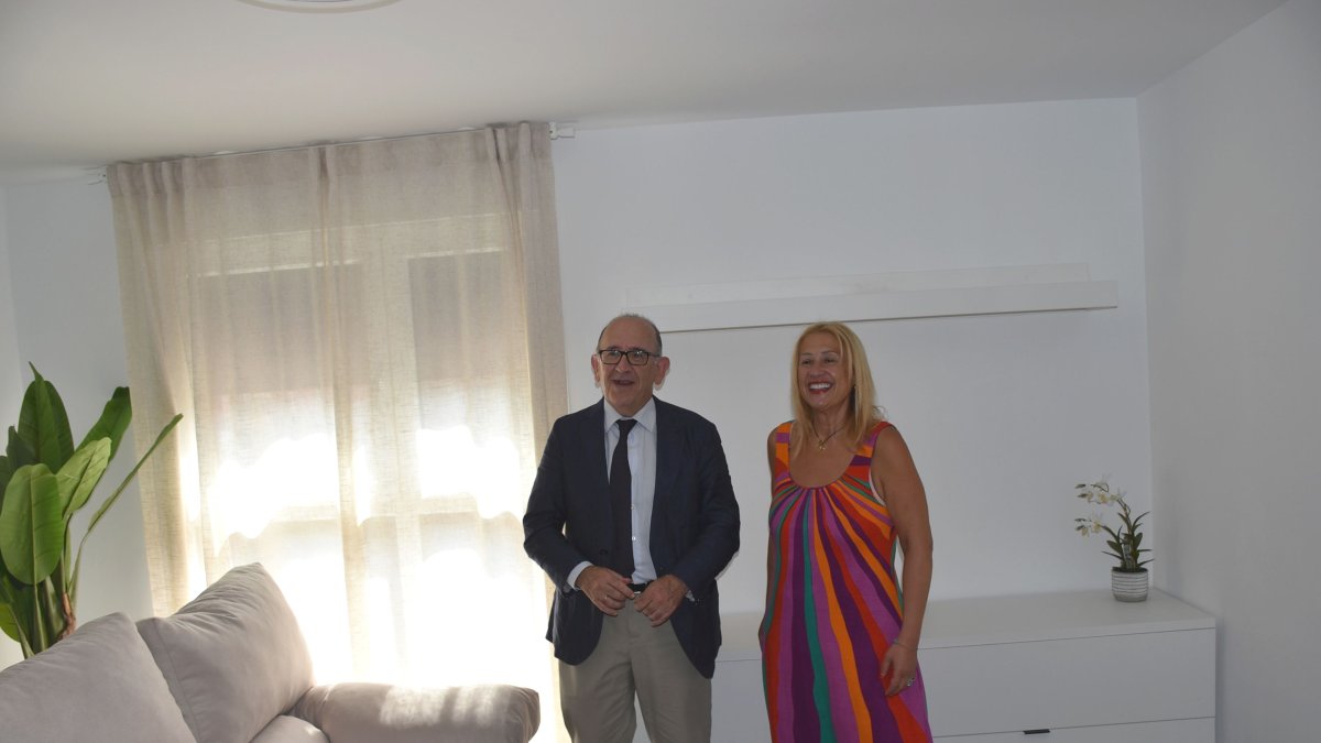 Jiménez y De Gregorio durante la visita a una de las viviendas.