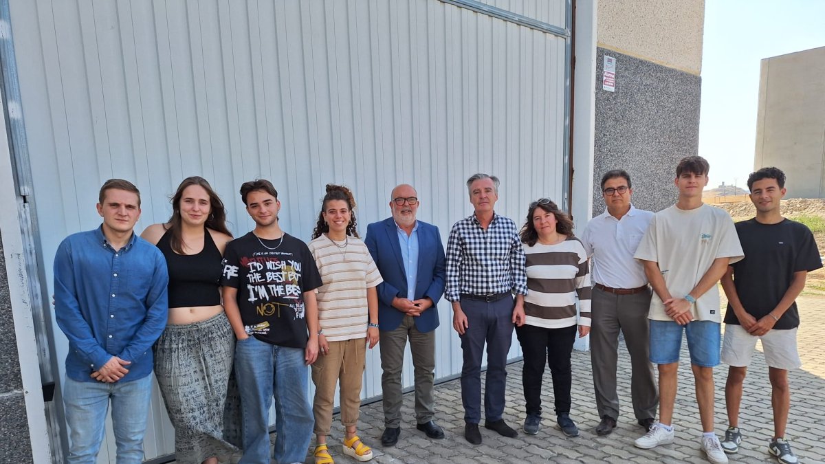 Grupo de estudiantes del Campus Rural junto a Miguel Latorre y José Ramón Ruiz.
