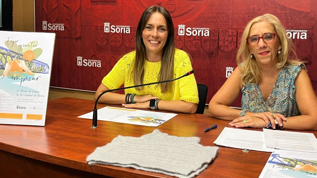 Myriam Martínez y la concejalaTeresa Valdenebro.
