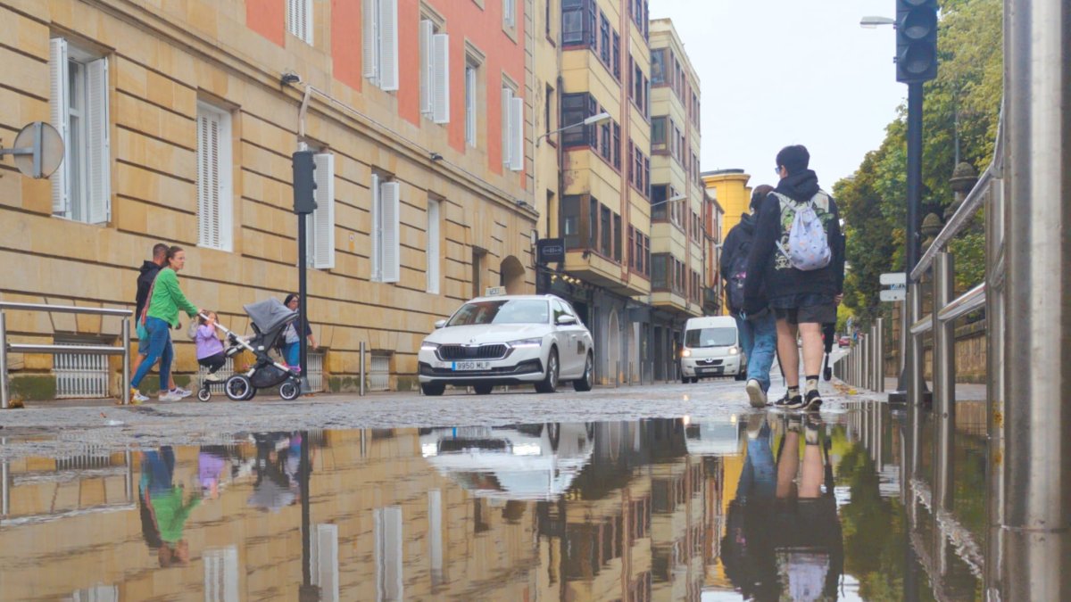 Estado de la calle Alfonso VIII esta mañana durante la tromba de agua.