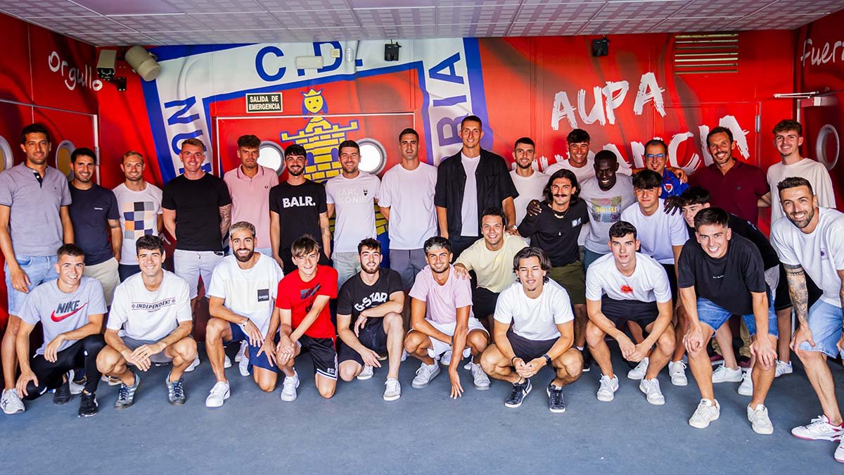 La plantilla del Numancia en las instalaciones de Los Pajaritos.