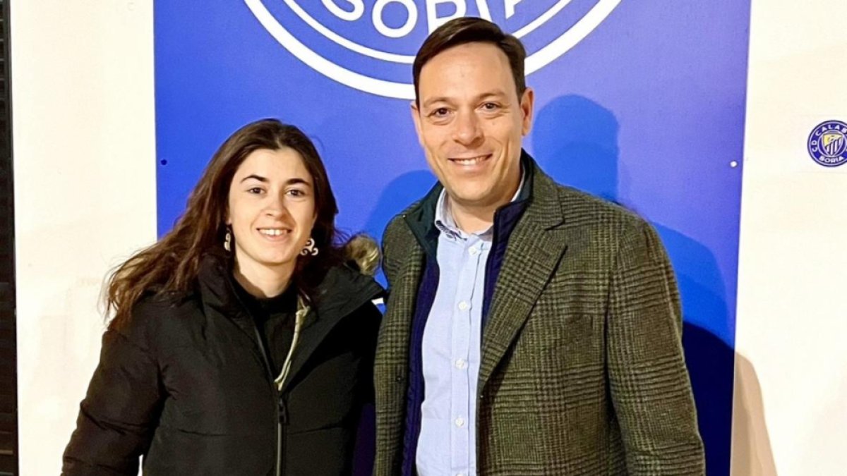 Patricia Giaquinta, responsable de la sección, junto con el presidente del Calasanz Gonzalo Irigoyen.