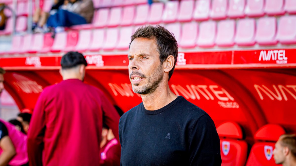Aitor Calle e el banquillo de Los Pajaritos en el partido de presentación ante la Ponferradina.