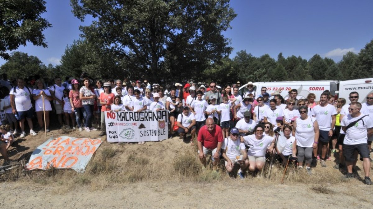 Participantes en una protesta contra la granja de Cidones.
