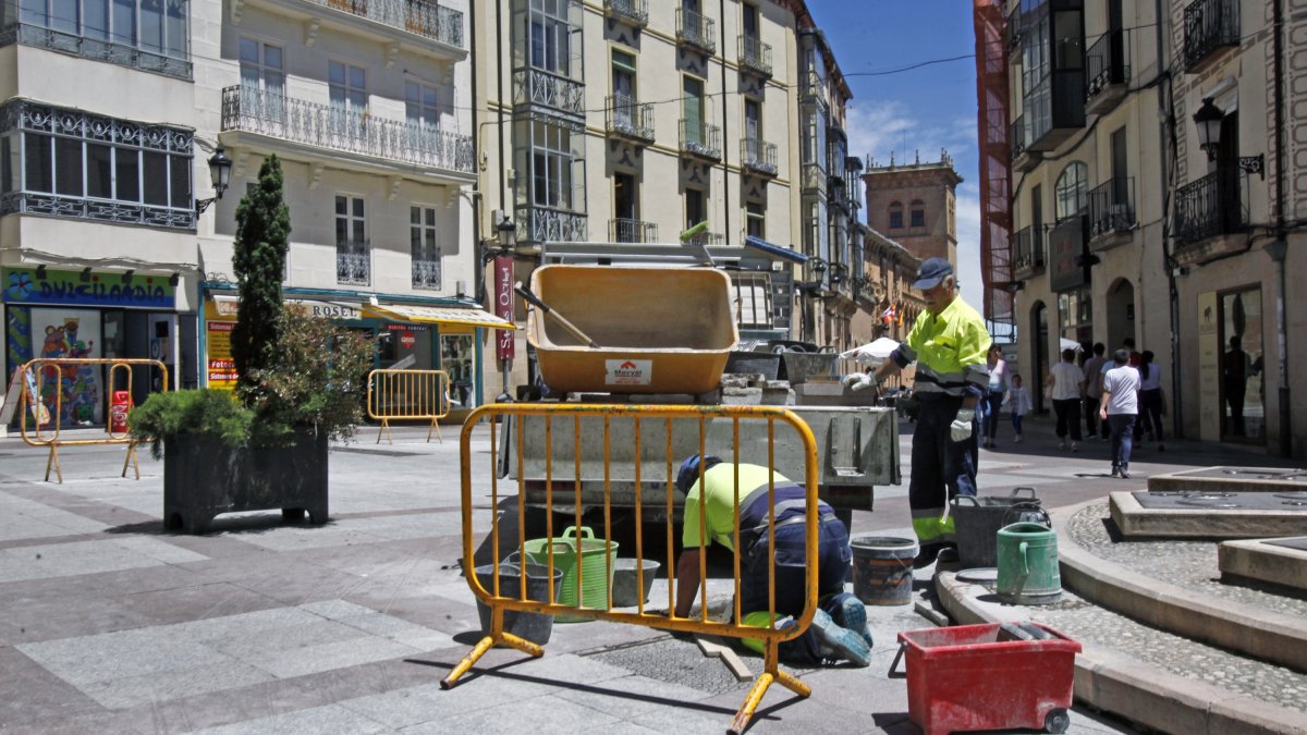 Trabajadores municipales durante su jornada en una imagen de archivo.