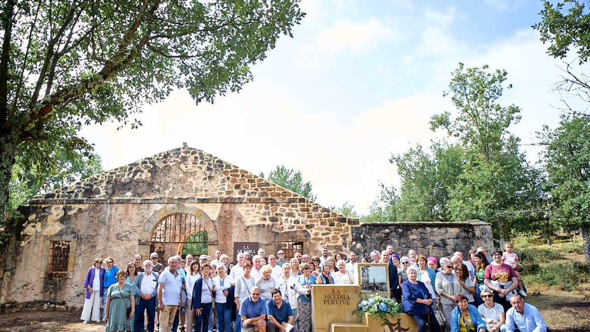 Familiares y descendientes de los antiguos moradores de La Muedra que participaron en el homenaje.