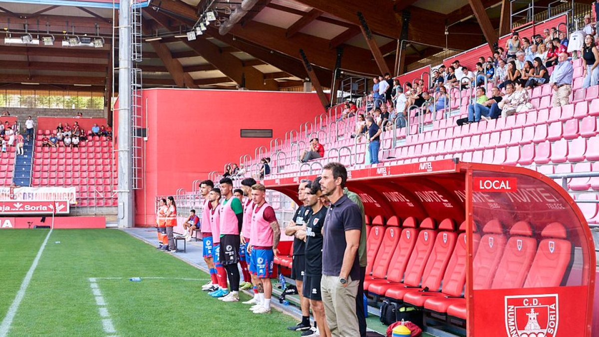Aitor Calle en los prolegómenos del partido ante el Compostela.