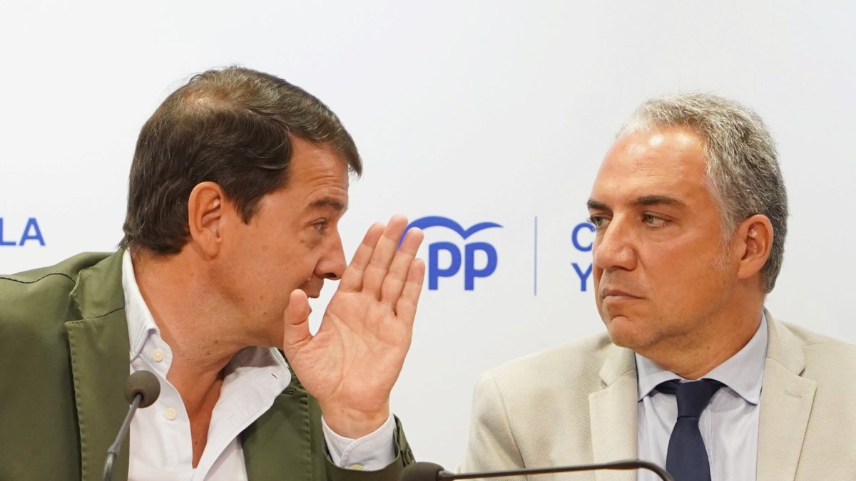 El presidente del PP de Castilla y León, Alfonso Fernández Mañueco, y el vicesecretario de Coordinación Autonómica y Local del PP, Elías Bendodo .