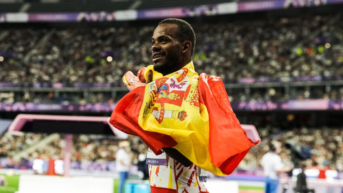 David José Pineda con la bandera de España tras lograr la medalla de plata en los Juegos Paralímpicos de París en 2024.