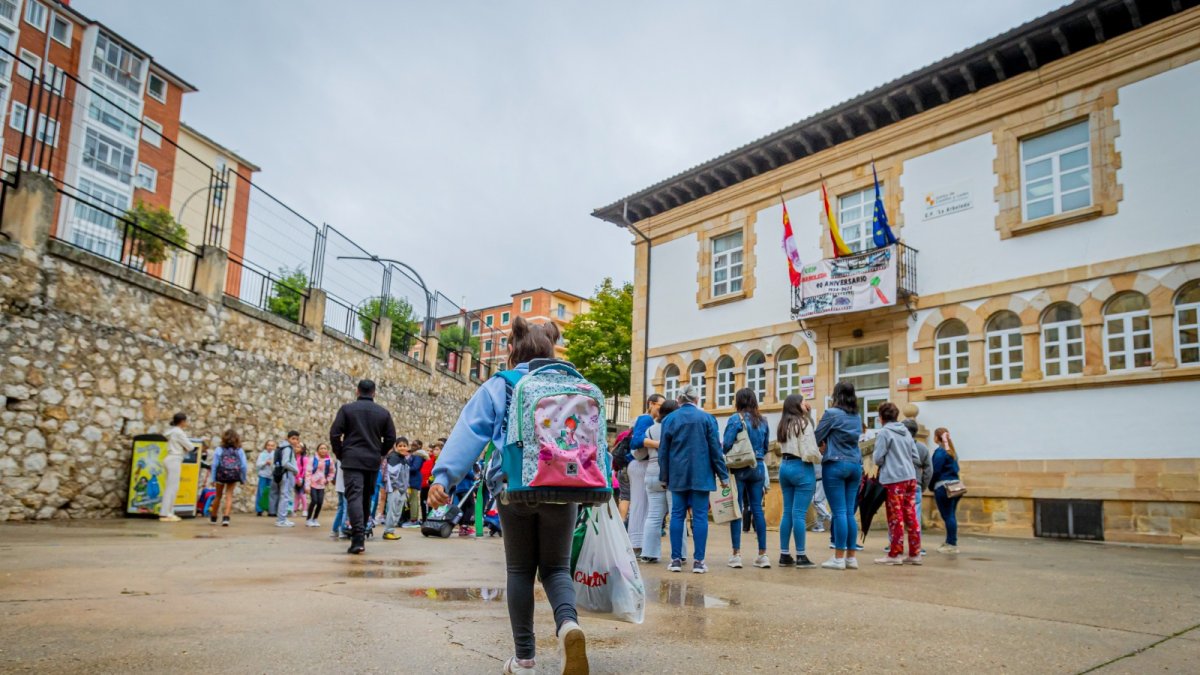 Alumnos en el primer día de colegio en La Arboleda.