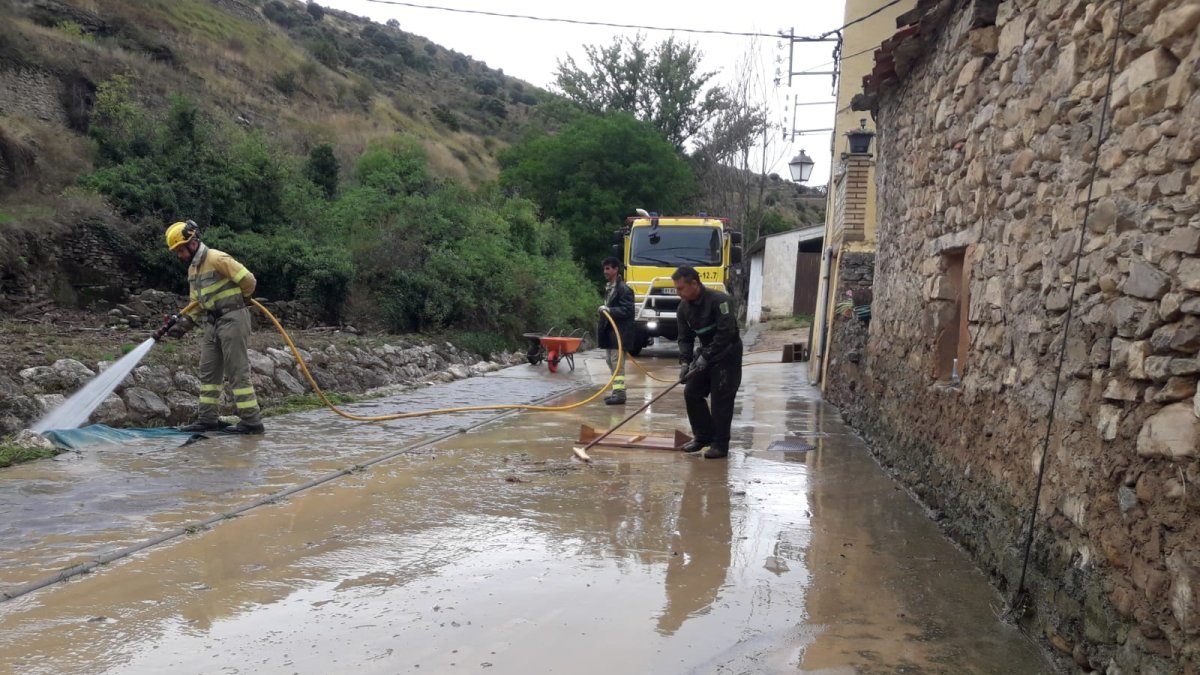 Trabajadores de la Junta en tareas de limpieza.
