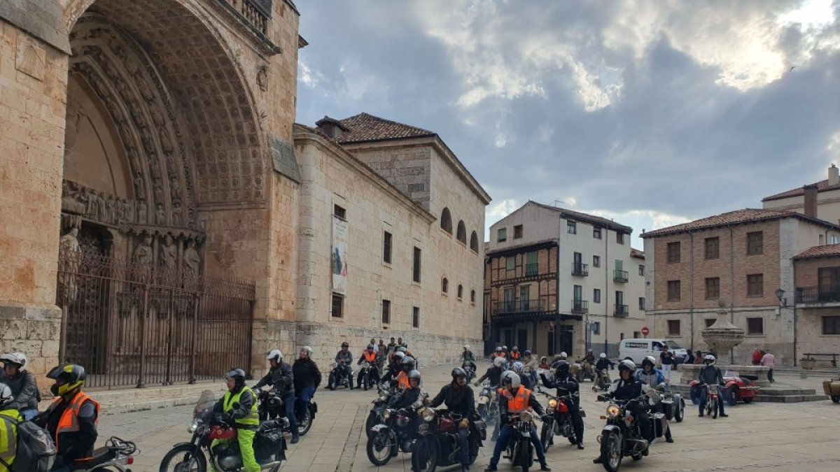Las motos clásicas pasan frente a la catedral en una edición anterior del encuentro.