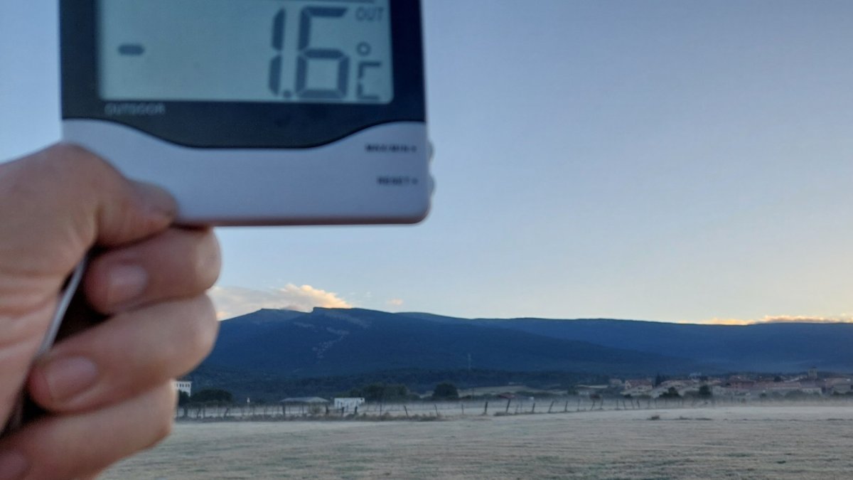 Sandoval sostiene el termómetro a 1,6 grados bajo cero en el amanecer de este sábado.