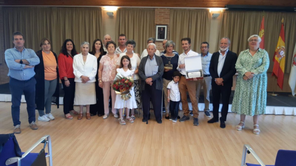 Regino Cercadillo recibe el homenaje de la Diputación y el cariño de los suyos.