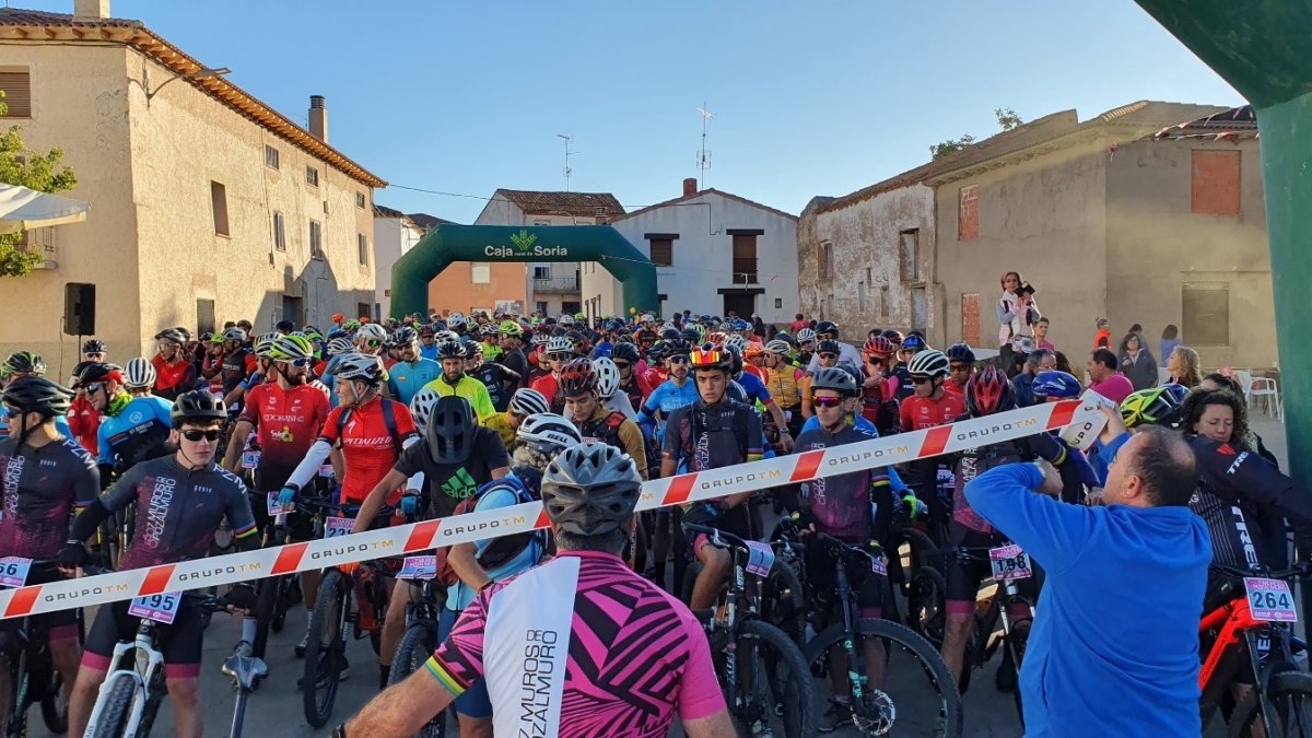 Imagen de la salida de la Marcha en BTT de Pozalmuro que congregó a casi 300 participantes.