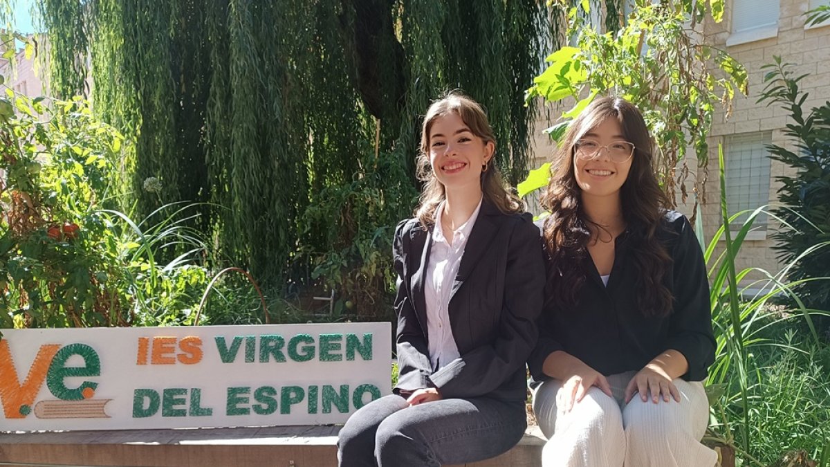 Lucía Muñoz Mayor y Chiara Cinalli Vázquez posan en el IES Virgen del Espino, único clasificado de Castilla y León.