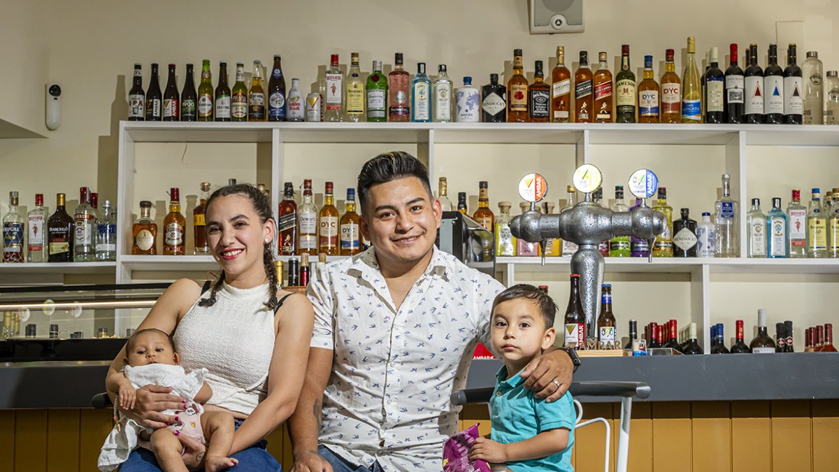 Jimmy Amaguaya posa en 'La Sartén por el Mango' con su familia.