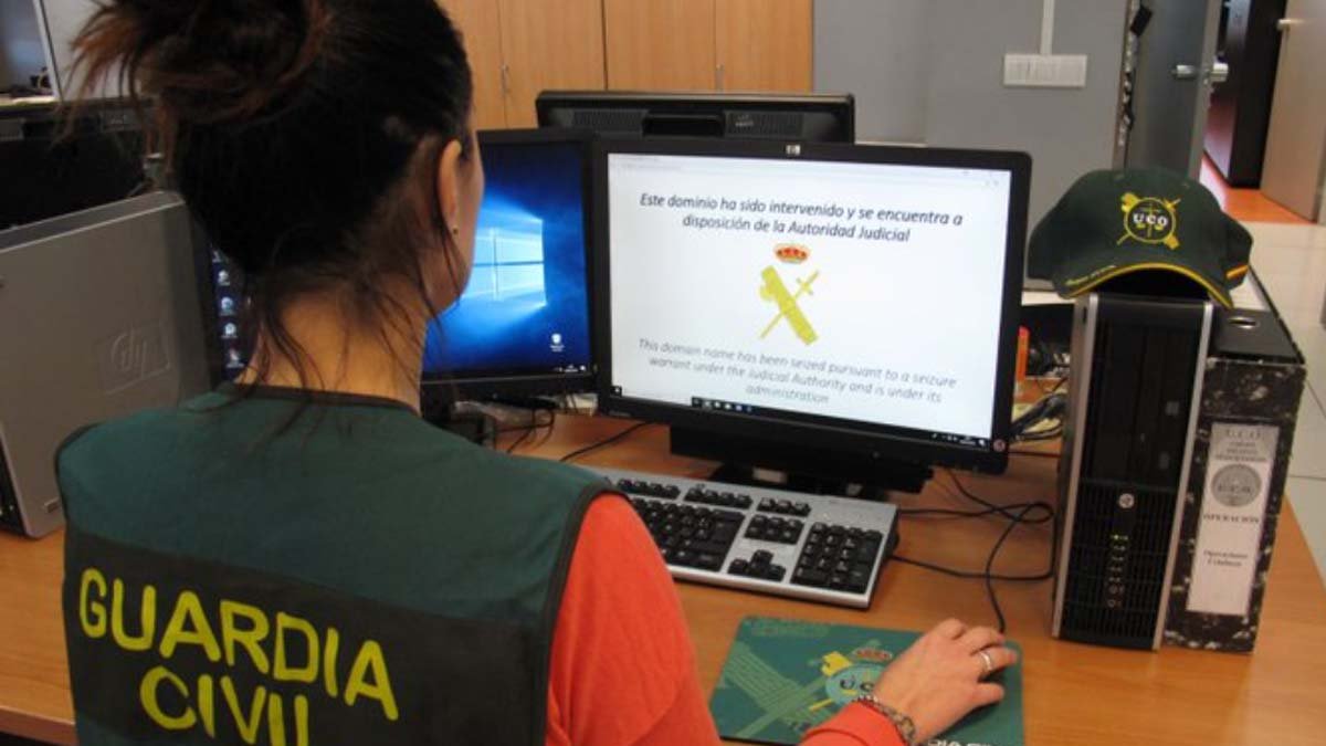Un agente de la Guardia Civil durante una investigación.