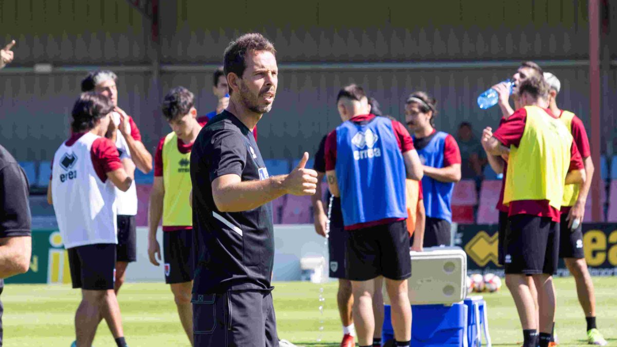 Aitor calle en un entrenamiento al frente del Numancia en la Ciudad Deportiva.