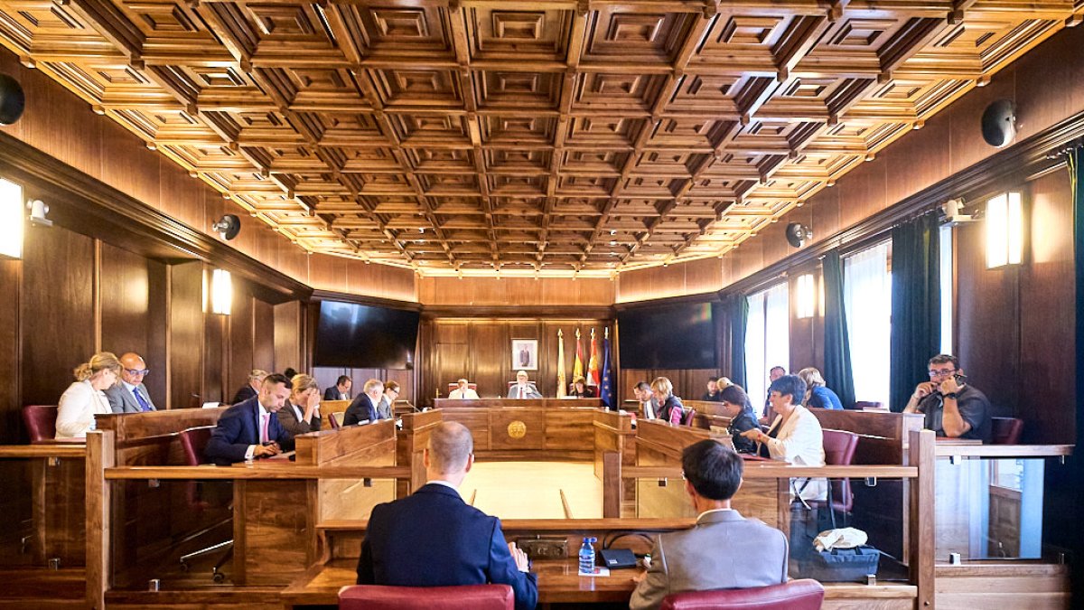 Panorámica del salón de Plenos del Ayuntamiento de Soria durante la sesión.