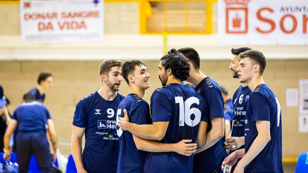 Los jugadores del C.V. Grupo Herce Río Duero afrontan este jueves su debut en competición europea.