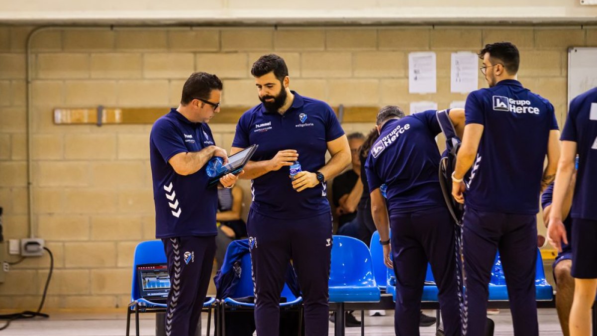 Alberto Toribio revisa las estadísticas durante un encuentro de pretemporada.