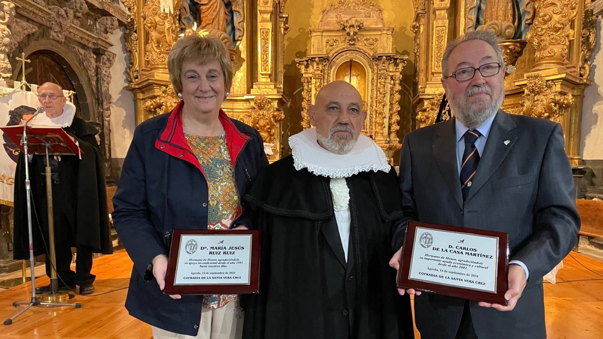 María Jesús Ruiz y Carlos de la Casa, junto a un cofrade.
