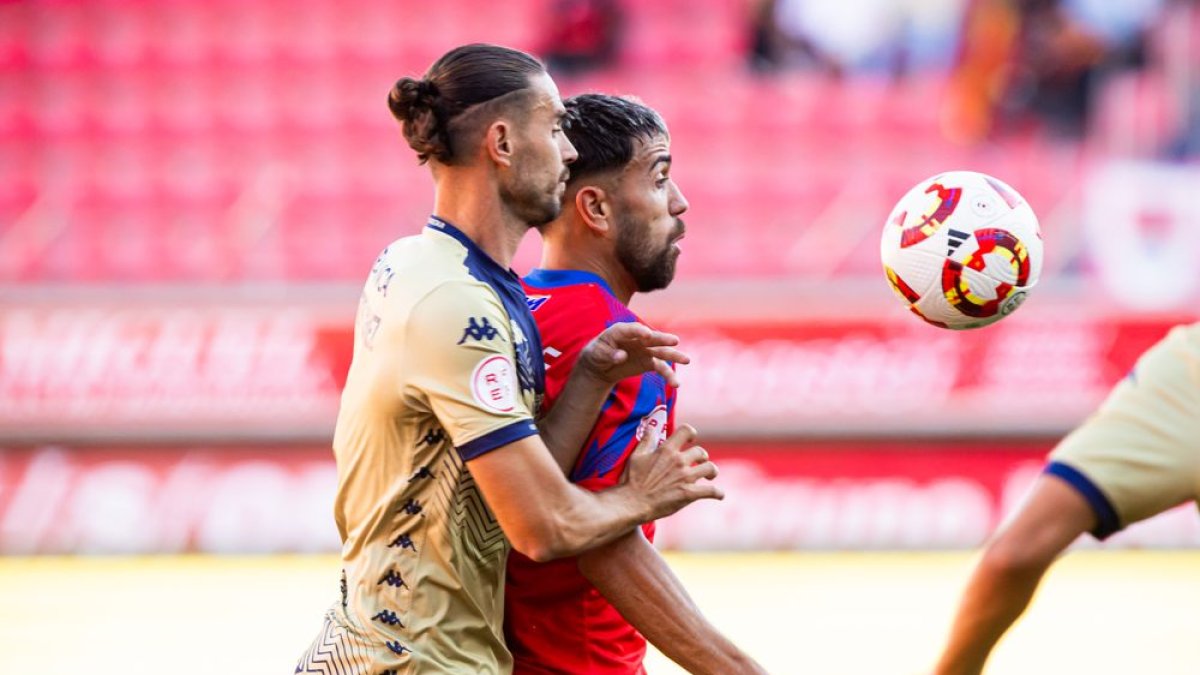 Mario Gómez y Dieste en el encuentro entre Numancia y Pontevedra de la primera vuelta en Los Pajaritos.