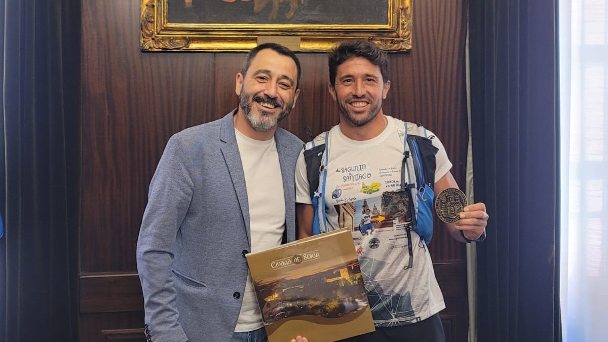 Javier Muñoz y Alejandro Samper posan en el Ayuntamiento de Soria.