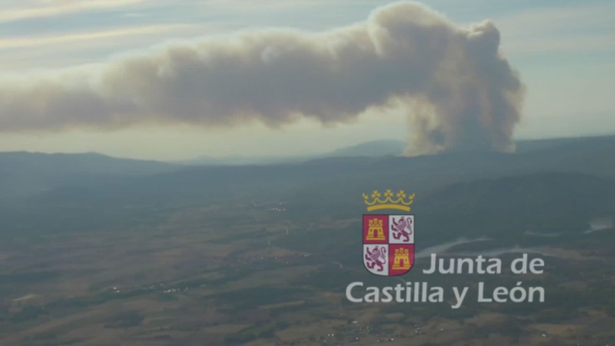 Incendio en Brañuelas (León), con la columna de humo 