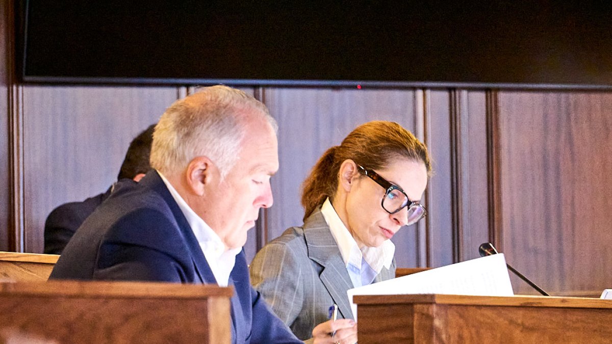 La portavoz del PP en el Ayuntamiento, Belén Izquierdo, junto al concejal Javier Muñoz Remacha.