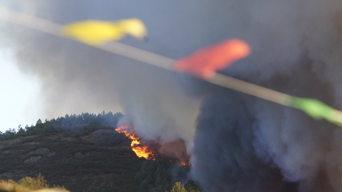 Incendio entre las localidades de Brañuelas y Tremor de Abajo (León)