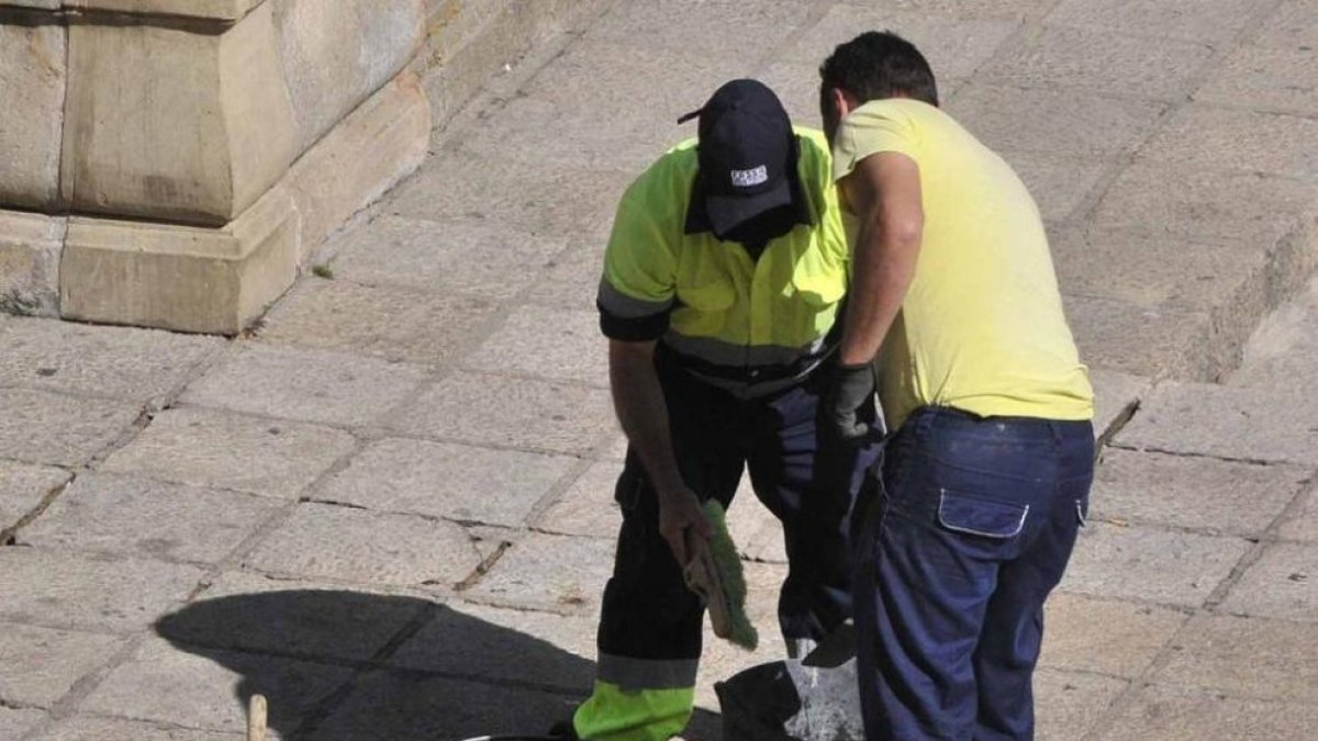 Trabajadores municipales en una imagen de archivo.