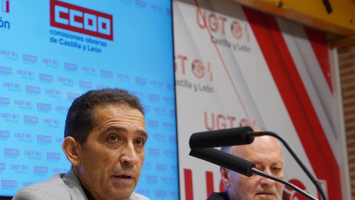 Los secretario generales de UGT y CCOO en Castilla y León, Faustino Temprano y Vicente Andrés, presentan una campaña de movilización, organizada por ambos sindicatos a nivel estatal, para reclamar la reducción de la jornada laboral a las 37,5 horas semanales sin disminuir salarios.