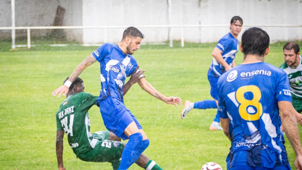 Varios jugadores del Calasanz durante el derbi disputado ante el San José.