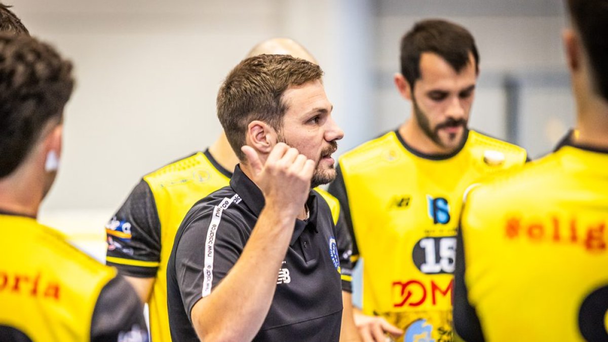 Oriol Castellarnau se dirige a sus jugadores en un partido