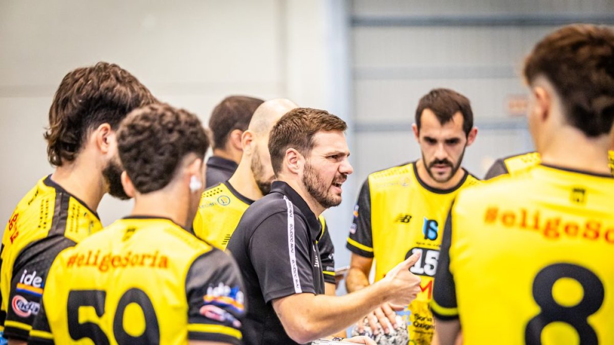 Oriol Castellarnau se dirige a sus jugadores en el partido del estreno liguero