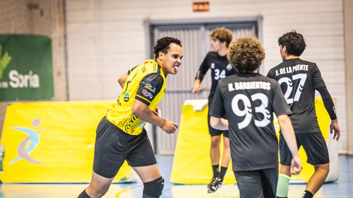 Vinicius celebra con rabia un gol del Balonmano Soria.