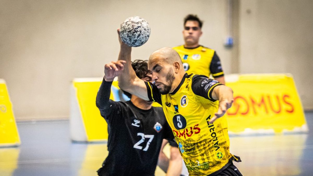 Un jugador del BM Soria durante el primer encuentro liguero.
