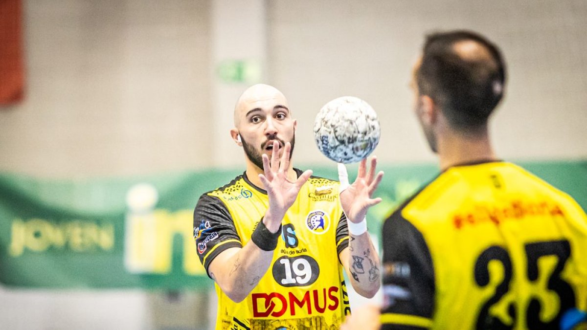 Sarasola recibe un balón durante un partido en el San Andrés