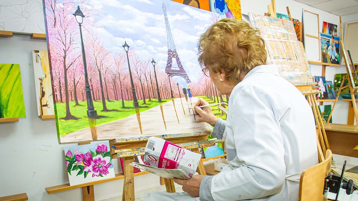 Actividad de pintura en las Aulas de la Tercera Edad. - MARIO TEJEDOR