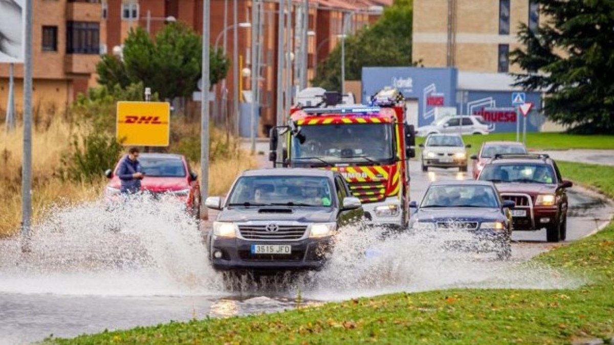 Imágenes de vehículos circulando tras la tormenta del sábado.