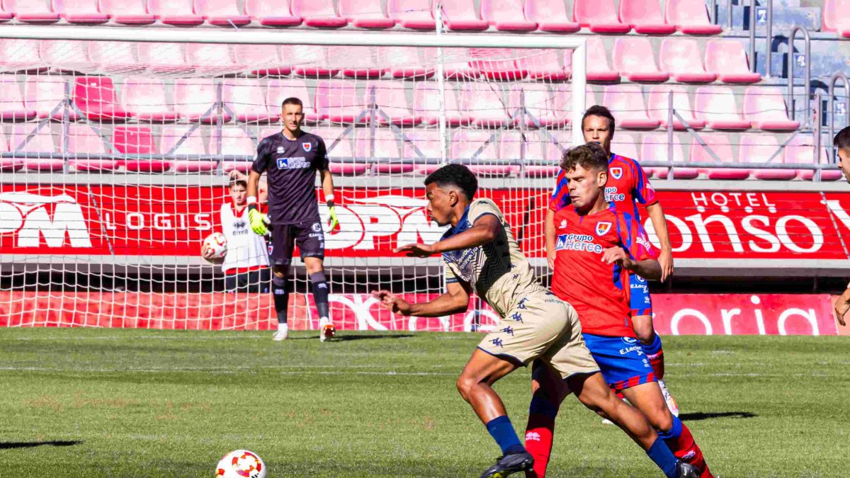 David Sanz en el partido del Numancia ante el Pontevedra en una acción con Dalisson.