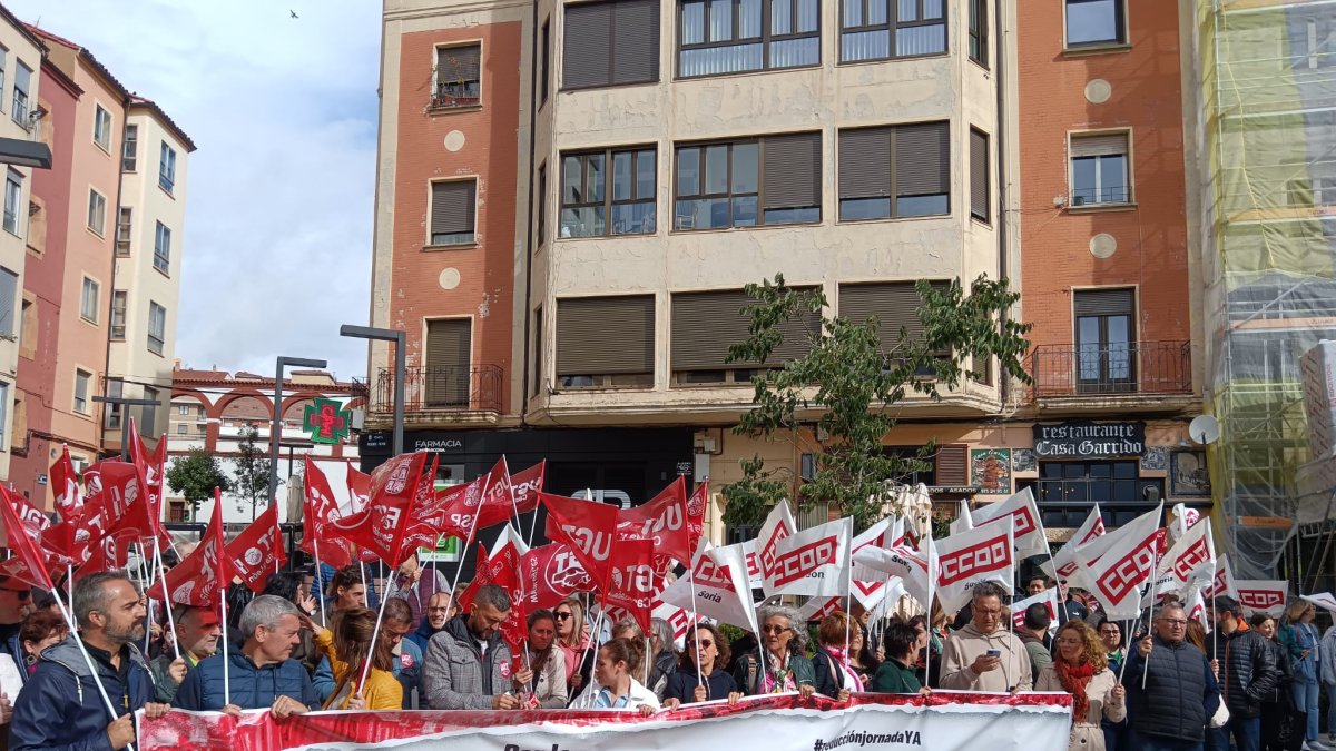 Miembros de UGT y CCOO Soria durante la concentración frente a la sede de FOES.