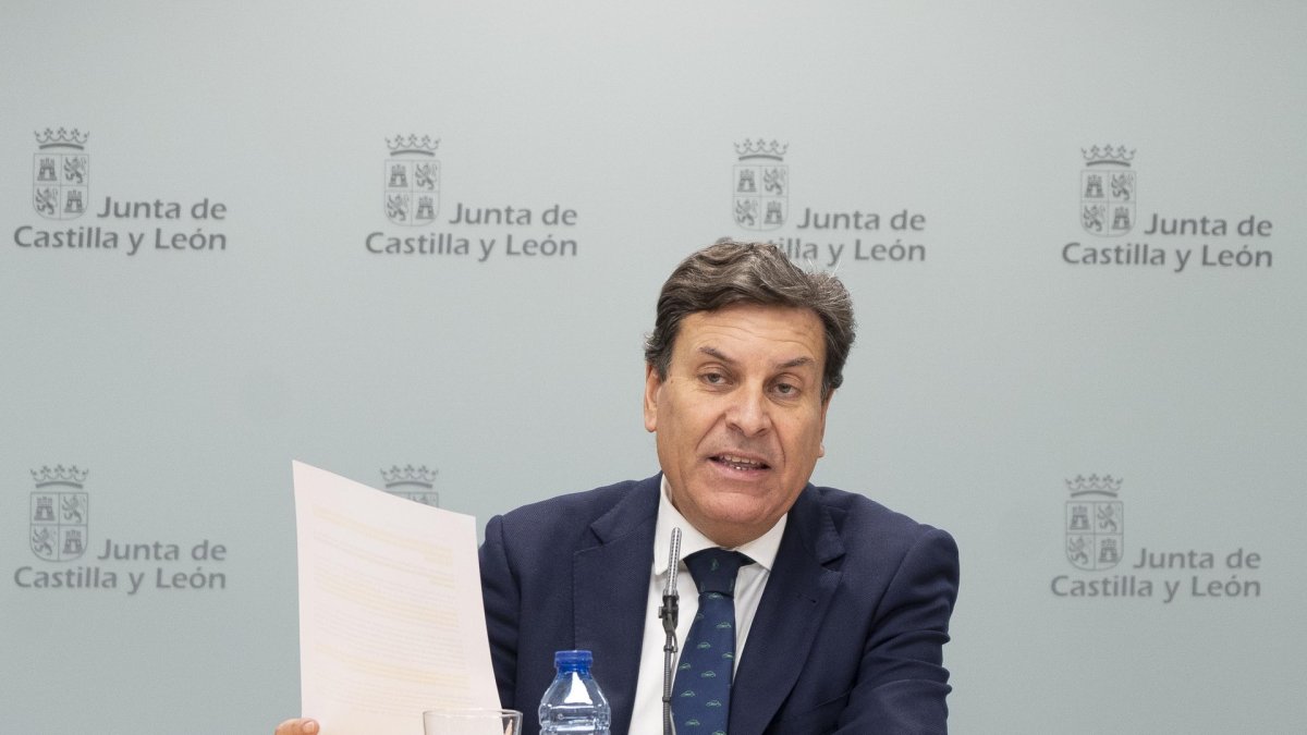 El consejero de Economía y Hacienda y portavoz, Carlos Fernández Carriedo, comparece en rueda de prensa posterior al Consejo de Gobierno