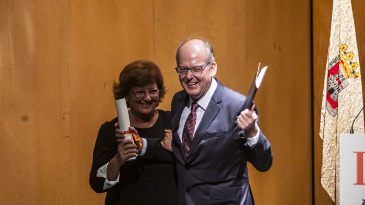 Johannes Kabatek tras recibir el Premio de Hispanismo, junto a la periodista Olga Viza.